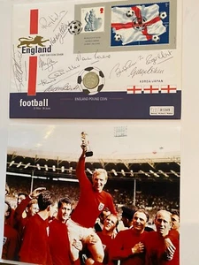 INGLATERRA 1966 EQUIPO GANADOR FIRMADO MONTAJE INC BOBBY MOORE AFTAL - Imagen 1 de 2