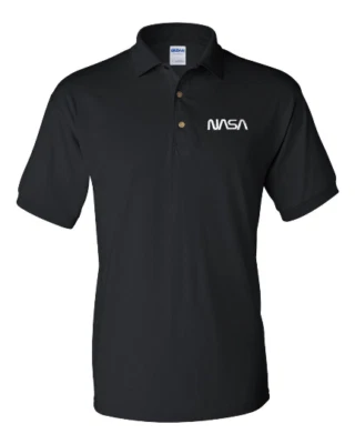 Polo bordado negro con logotipo de gusano de la NASA - hasta 3X Foto 1 de 2