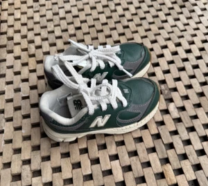 New Balance 2002R Night Tide Jade Leather Casual Shoes Size 9 Child - Picture 1 of 12