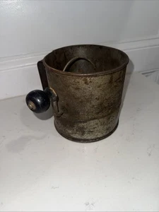 Vintage Tin Metal 5 Cup Flour Sifter Black Wood Crank Handle Primitive Kitchen - Picture 1 of 6