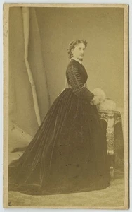 CDV 1860-70 Subercaze à Pau. Femme avec une certaine prestance. Actrice ? - Picture 1 of 2