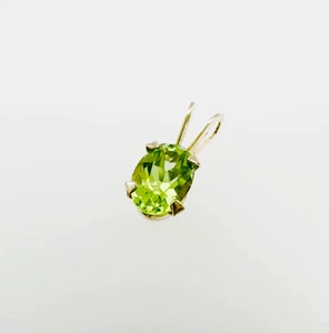 Colgante con dije de peridoto de corte ovalado pequeño de oro amarillo sólido de 14 quilates de 0,43 quilates (6x4 mm) Estate - Imagen 1 de 19