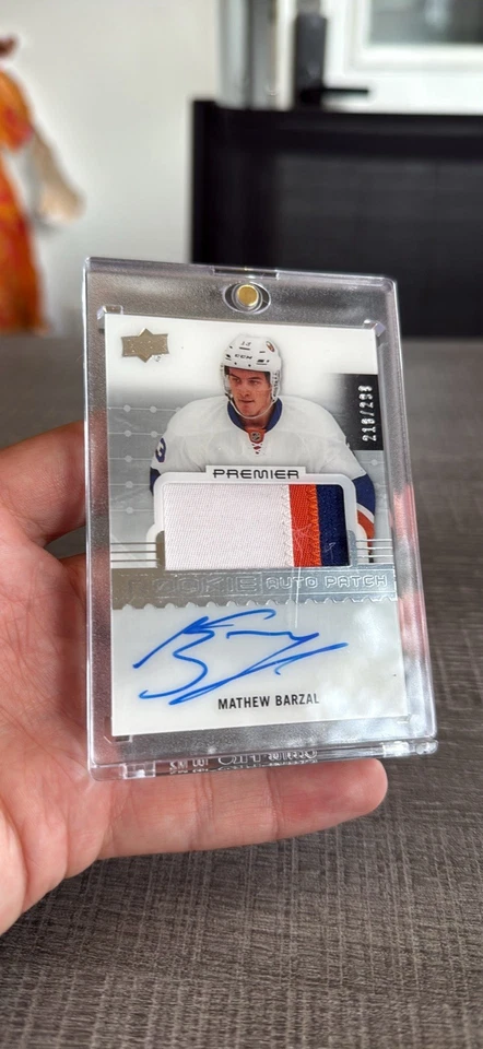 Parche autógrafo de novato Mathew Barzal Premier 2016-17 Upper Deck/299 Islanders Foto 1 de 3