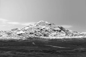 Denali Mt. Póster impresión artística de la cordillera cubierta de nieve Mount McKinley Peak blanco y negro - Imagen 1 de 2
