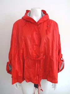 CHAQUETA CON CAPUCHA ARMANI JEANS ROJA ESTILO PONCHO CON CREMALLERA COMPLETA CON BOTÓN DE PRESIÓN XS/38 NUEVA CON ETIQUETAS - Imagen 1 de 7