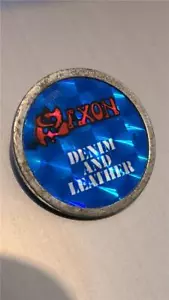 Vintage 1980's Saxon "Denim and Leather" Pin Badge - Foto 1 di 2