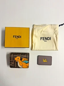 Cartera FENDI x FRGMT x POKÉMON Marrón Triple - Incluye Caja y bolsa antipolvo - NUEVO - Imagen 1 de 5