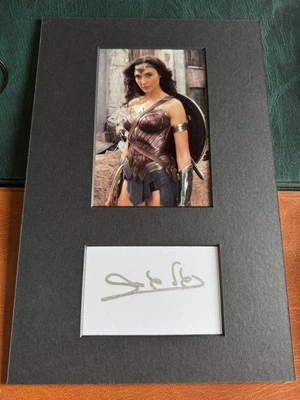(LT88) GAL GADOT ORIGINAL SIGNED AUTOGRAPH DISPLAY WONDER WOMAN DC FILMS COA - Image 1 of 2