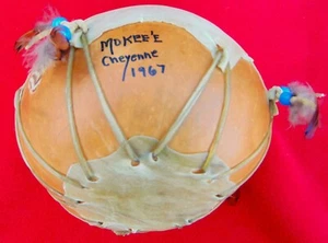 TAMBOR DE CALABAZA DE MANO CHEYENNE NATIVO AMERICANO DE COLECCIÓN ~ FIRMADO/FECHADO - Imagen 1 de 9