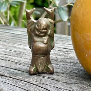 Buda feliz miniatura de latón macizo de 2" con brazos de vientre en maceta sobre la cabeza de colección - Imagen 1 de 4