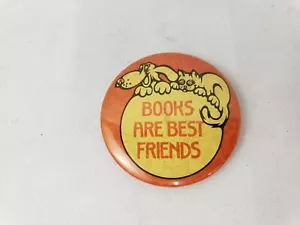 Vintage 1983 "Bücher sind beste Freunde" Katze Hund Lesen Alphabetisierung Pinback - Bild 1 von 2