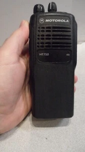 Motorola HT750 136-174 MHz VHF 16Ch 5W Dwukierunkowe radio AAH25KDC9AA3AN - Zdjęcie 1 z 6