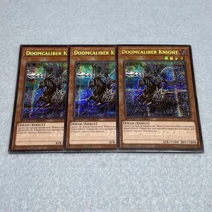 Yugioh Doomcaliber Knight SBC2 1ª Edición Secreto Raro Juego de 3 Cartas Ligeramente Jugado - Imagen 1 de 2
