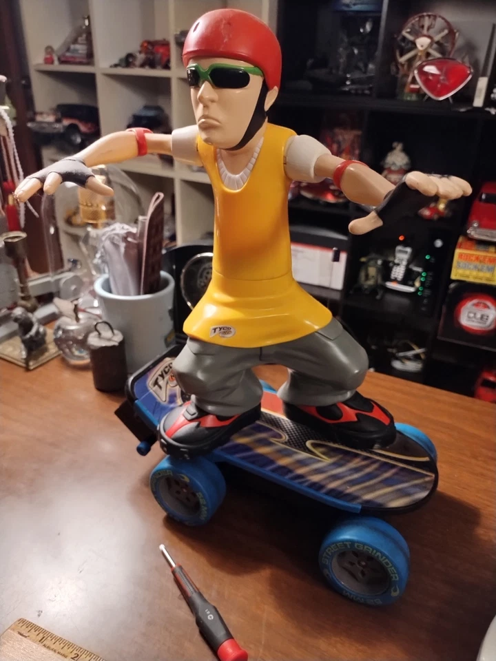 VINTAGE TYCO RC XTREME STREET GRINDER RC SKATEBOARDER  EXTREME TOY WORKS 2000 - Image 1 of 4