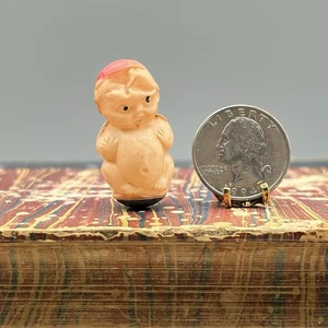 1920er DEUTSCHES CELLULOID 1,5" kleine Miniatur ROLY POLY SPIELZEUG PUPPE BABY JUNGE BALLMÜTZE - Bild 1 von 9