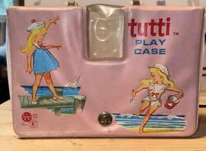 Vintage Tutti Puppe Vinyl Spielkoffer, mit etwas Zubehör. Guter Zustand siehe Bilder - Bild 1 von 19
