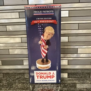 Donald Trump 2024 Bobblehead (Trump umarmt die amerikanische Flagge) Neu im Karton - Bild 1 von 10