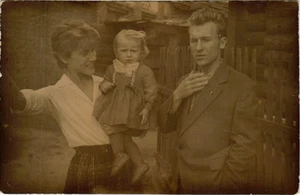 1961 photo from the USSR: Russian family parents and daughter - Imagen 1 de 2