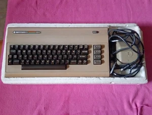 Commodore 64 Con Alimentatore E Scatola Di Polistirolo , Non Testato - Foto 1 di 19