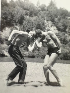 BEEFCAKE ROCKABILLY BOY CABEZA A CABEZA SIN CAMISA MUSCLE MAN FLEX! foto GAY INT - Imagen 1 de 3