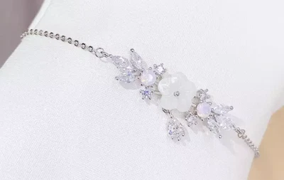 Brazalete con dije de pedal de flores chapado en oro plata u oro estrás Foto 1 de 4