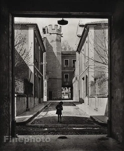 1927 Vintage FRANCE Cavaillon Girl Cobblestone Architecture Photo Art HURLIMANN - Picture 1 of 1