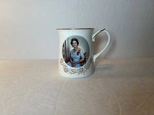 Taza Conmemorativa Reina Isabel II 40 Aniversario Decorada a Mano por Royal Cr - Imagen 1 de 7