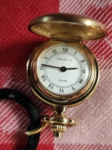 Reloj Eddie Bauer novedad chapado en oro. diseñado como un pequeño reloj de bolsillo, colgante - Imagen 1 de 10