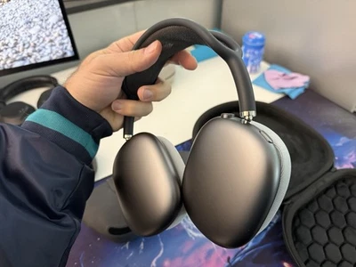 Auriculares Apple AirPod Pro Max negros con estuche inteligente gris y estuche rígido Foto 1 de 2