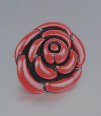 Elegante Anillo Artesanal Grueso Coral Rojo Lucita Acrílico Flor Elástico Distintivo Foto 1 de 2
