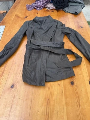 Gabardina Elie Tahari para mujer M VERDE ligera lisa con cinturón A8 Foto 1 de 4