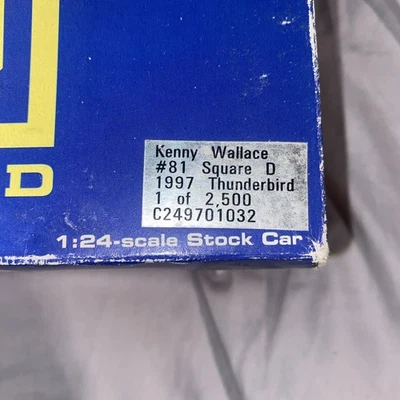 Figura de acción Kenny Wallace #81 Square D 1997 Ford Thunderbird escala 1:64 Foto 1 de 4