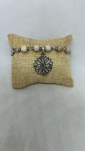 Brighton Silber und Beige Perlen Armband mit Blumen Anhänger - Bild 1 von 8