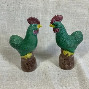 Vintage Chinese Pair Porcelain Roosters 6.5 Inches Tall Asian Style Chinoiserie - Picture 1 of 10
