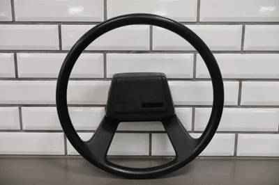 Volante Toyota Celica 2.4L 22REC preto 1985 com botão de buzina - Imagem 1 de 4
