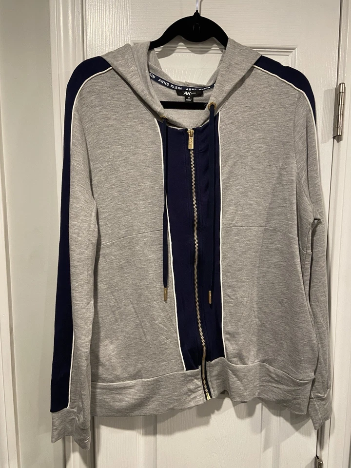 Jaqueta de atletismo Ann Klein tamanho M com zíper completo com capuz cinza listra azul marinho elástica macia nova com etiquetas - Imagem 1 de 4