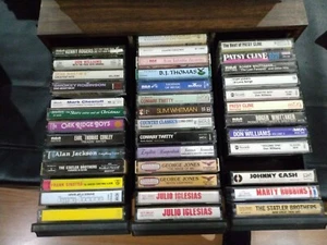HUGE LOT OF 106 Country Music Cassette Tapes with storage cases - Foto 1 di 5
