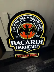 BACARDI OAKHEART GEWÜRZTER RUM BELEUCHTETES SCHILD BIER 19"" x 26"" Barschild Mann Höhle - Bild 1 von 13