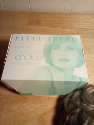 Peluca Paula Young Crowning Touch 1061 Color 56 Sal y Pimienta/Gris Foto 1 de 4