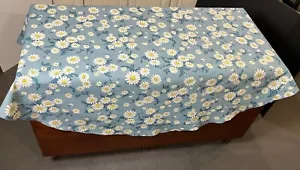 66" Rnd Gray Blue Daisy Tablecloth + (6) 16" Square Matching Napkins- Summer BBQ - Picture 1 of 8
