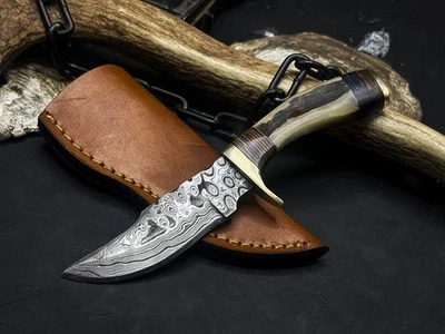 Cuchillos de caza de acero Damasco hechos a mano personalizados mango de cuerno EDC, con funda Foto 1 de 4