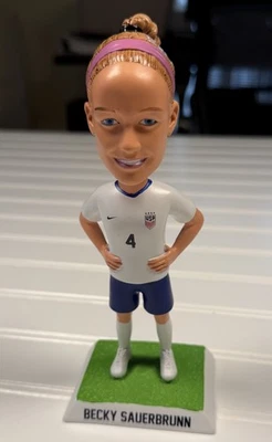 Becky Sauerbrunn 摇头公仔 USNWT 退休仪式 2025 年 6 月 3 日圣路易斯 — 第 1/4 张图片