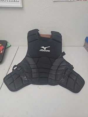 PROTECTOR PECHO RECEPTOR BÉISBOL MIZUNO SAMURAI - NEGRO/GRIS - ADULTO 16" Foto 1 de 4