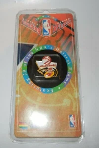 1995 Prodotti Stampati Licenza NBA Atlanta Hawks Logo Trading Spilla Nuova - Foto 1 di 2