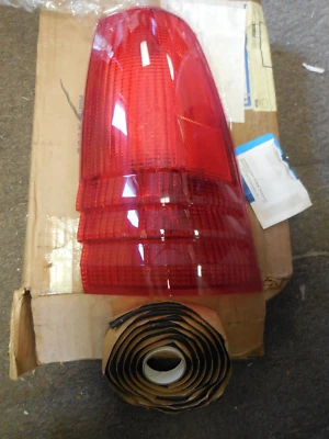 Lente de lámpara trasera diestro Mercury Topaz 1984 1985 NOS E46Y-13450-A Foto 1 de 2