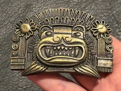 罕见 1976 年 MEZTEC LIQUEUR 100 PROOF TIKI MAN 三角面具皮带扣 — 第 1/4 张图片