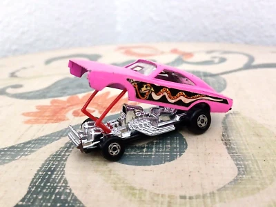 Caja de cerillas Lesney Superfast 1971 vintage n.º Dodge Charger Dragster Mopar 70 rosa Foto 1 de 4