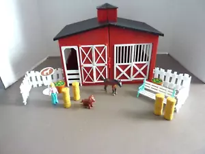 Granero de caballos rojos grande con animales y accesorios - Imagen 1 de 10