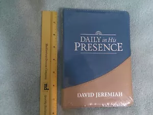 David Jeremiah Daily in His Presence Lederähnlicher Einband Silberrand *NEU* - Bild 1 von 5