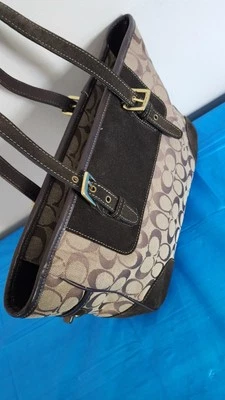   Coach  Classic Beautiful Leather Bag With Over Removable Hand Strap  - Изображение 1 из 4